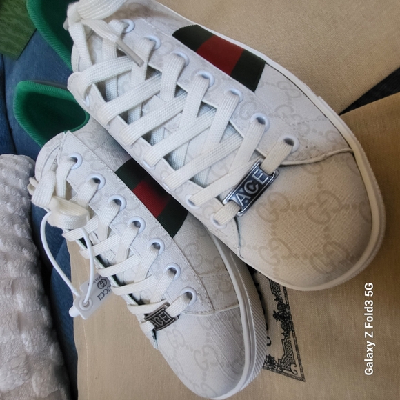 Gucci White and Green Sneakers with Signature Stripe - Picture 9 of 11